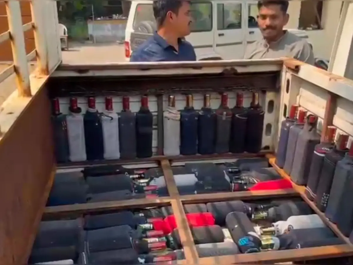 शराब तस्करों के मंसूबो पर पानी फेर रही डूंगरपुर पुलिस, 11 माह में 10 करोड़ से अधिक की शराब पकड़ी शराब तस्करों के मंसूबो पर पानी फेर रही डूंगरपुर पुलिस, 11 माह में 10 करोड़ से अधिक की शराब पकड़ी