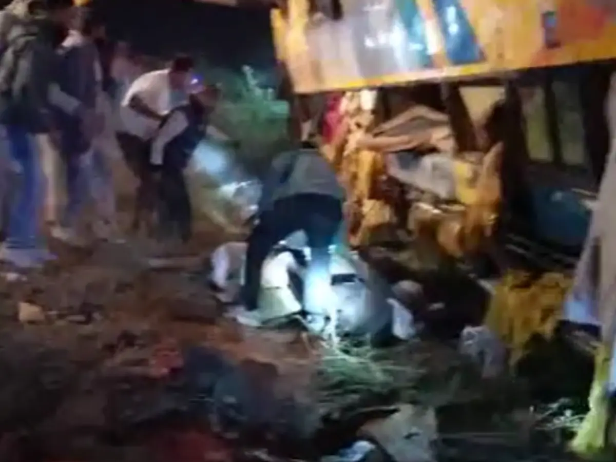 जालोर में भीषण सड़क हादसे के बाद मची चीख-पुकार, अनियंत्रित होकर पलटी लग्जरी बस, 20 घायल दो लोगों की दबकर दर्दनाक मौत