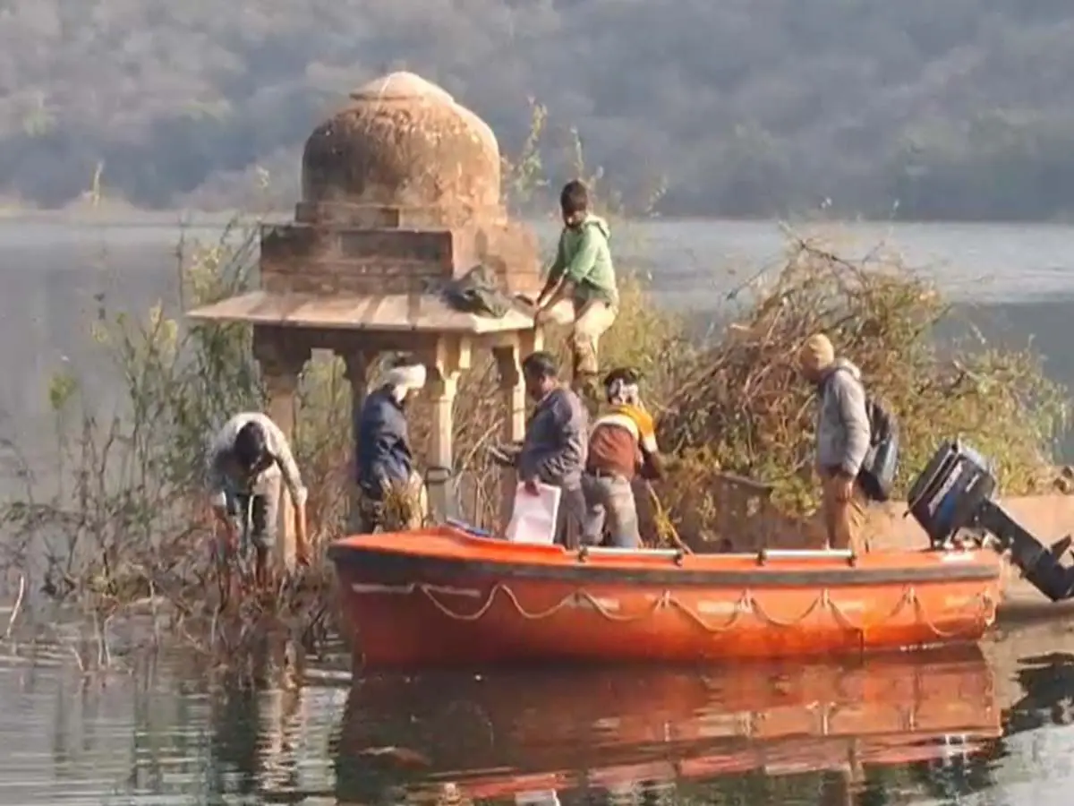 जैतसागर झील में डूबी हार्वेस्टर मशीन, तो अब लकड़ी की बोट से सफाई हुई शुरू