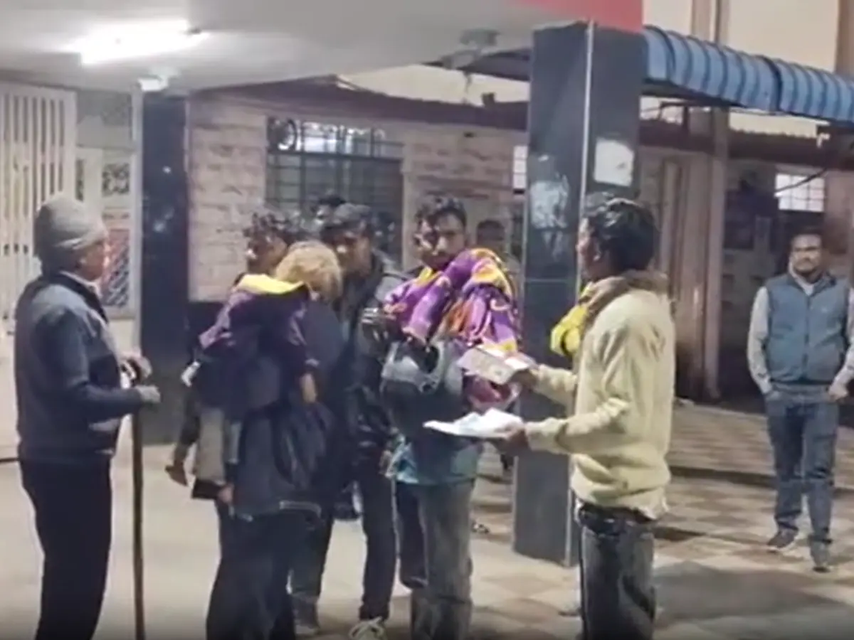 पाली में बड़ा सड़क हादसा, शादी समारोह में जा रही जीप पलटी, 7 से अधिक लोग घायल पाली में बड़ा सड़क हादसा, शादी समारोह में जा रही जीप पलटी, 7 से अधिक लोग घायल