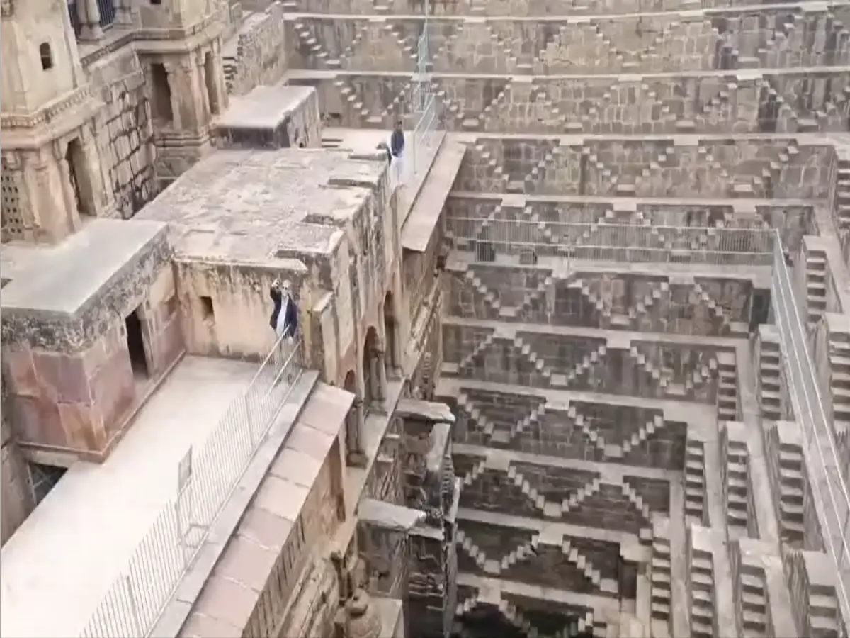 35 मीटर चौड़ी, 100 फीट गहरी और 3500 सीढ़ियों वाली भूलभुलैया! आठवीं–नवी सदी की चांद बावड़ी सैलानियों से हो रही गुलजार 35 मीटर चौड़ी, 100 फीट गहरी और 3500 सीढ़ियों वाली भूलभुलैया! आठवीं–नवी सदी की चांद बावड़ी सैलानियों से हो रही गुलजार