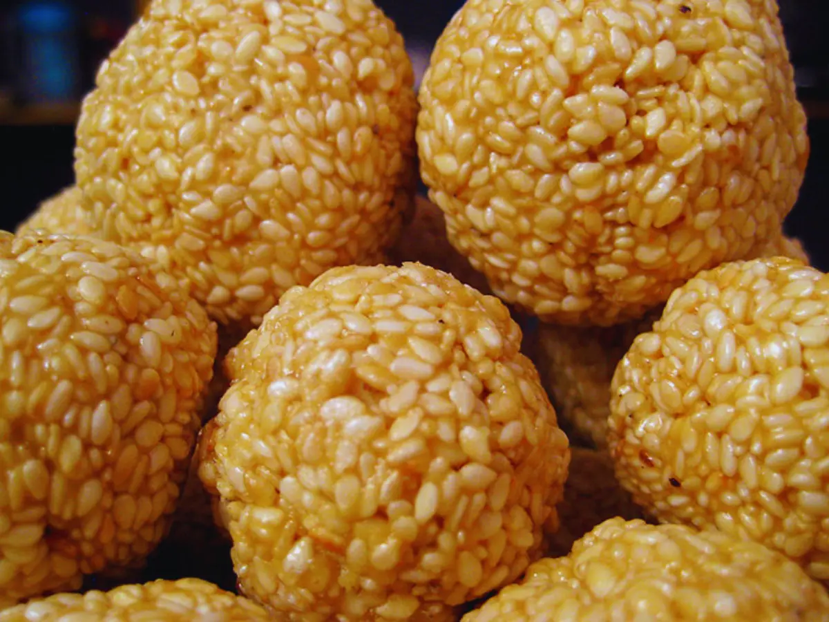 Rajasthani Til Gud ke Laddu