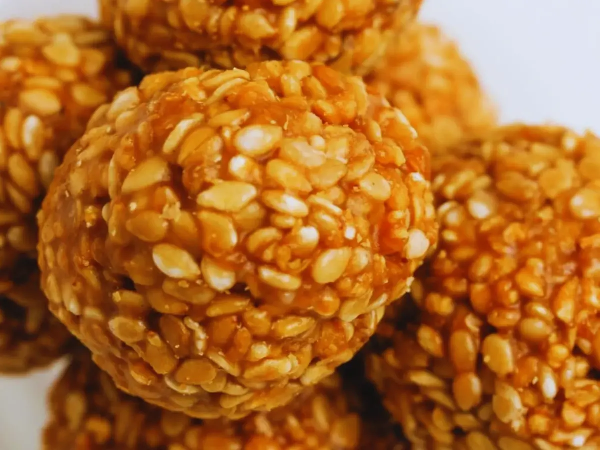 Rajasthani Til Gud ke Laddu