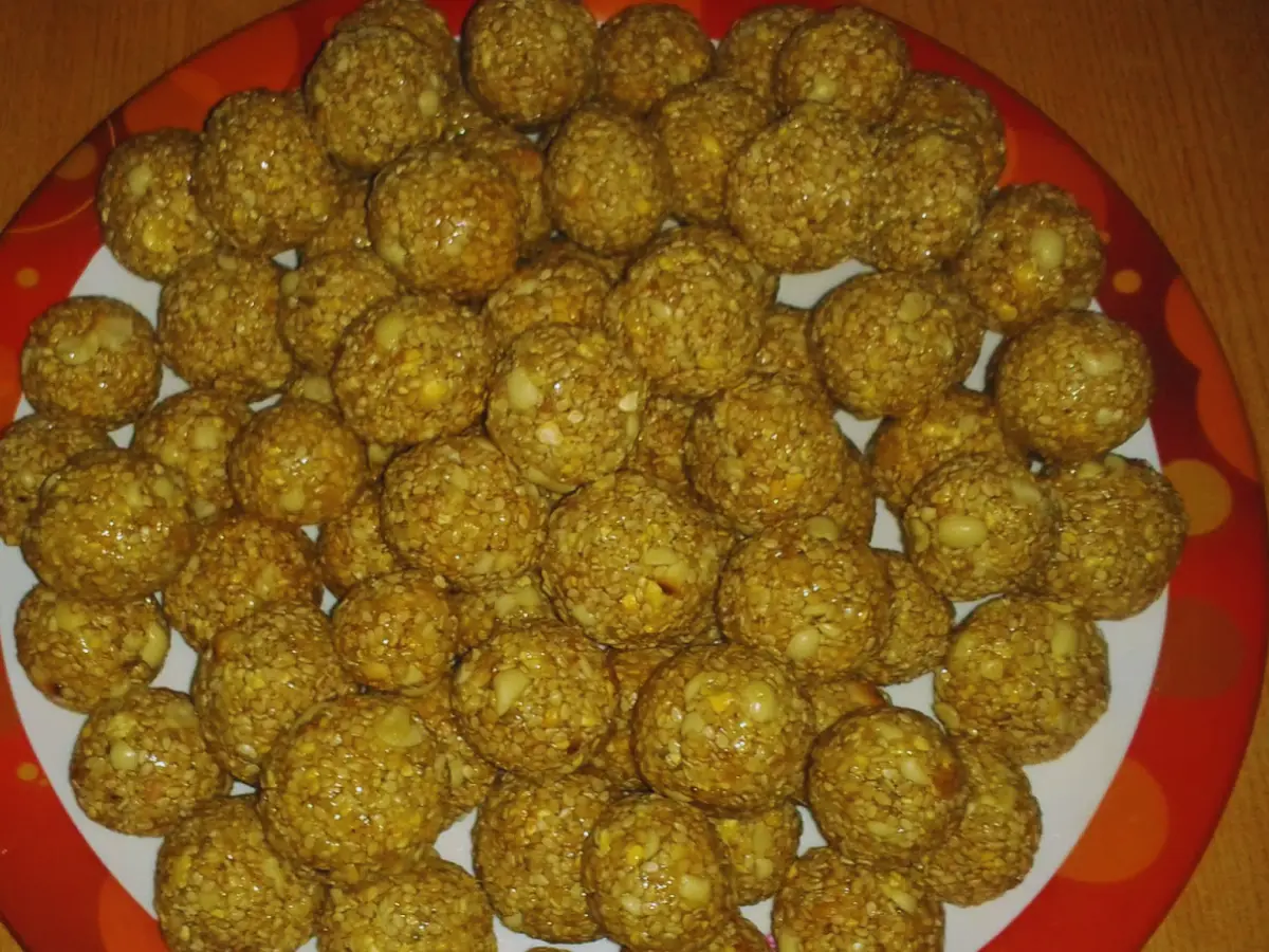 Rajasthani Til Gud ke Laddu