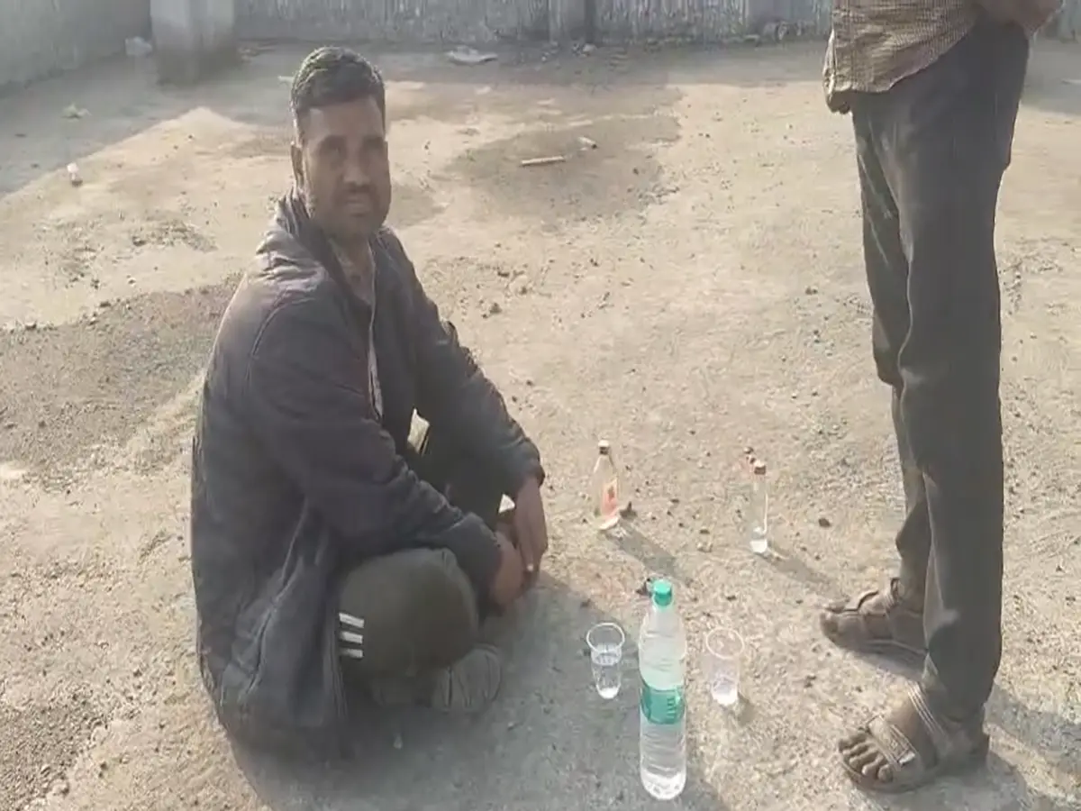 बारां में जल संसाधन विभाग में दिन दहाड़े शराब पार्टी, जोधपुर में नाबालिग लड़की के साथ छेड़छाड़, जयपुर में तेज रफ्तार का कहर, पढ़ें राजस्थान की आज की वायरल खबरें बारां में जल संसाधन विभाग में दिन दहाड़े शराब पार्टी, जोधपुर में नाबालिग लड़की के साथ छेड़छाड़, जयपुर में तेज रफ्तार का कहर, पढ़ें राजस्थान की आज की वायरल खबरें