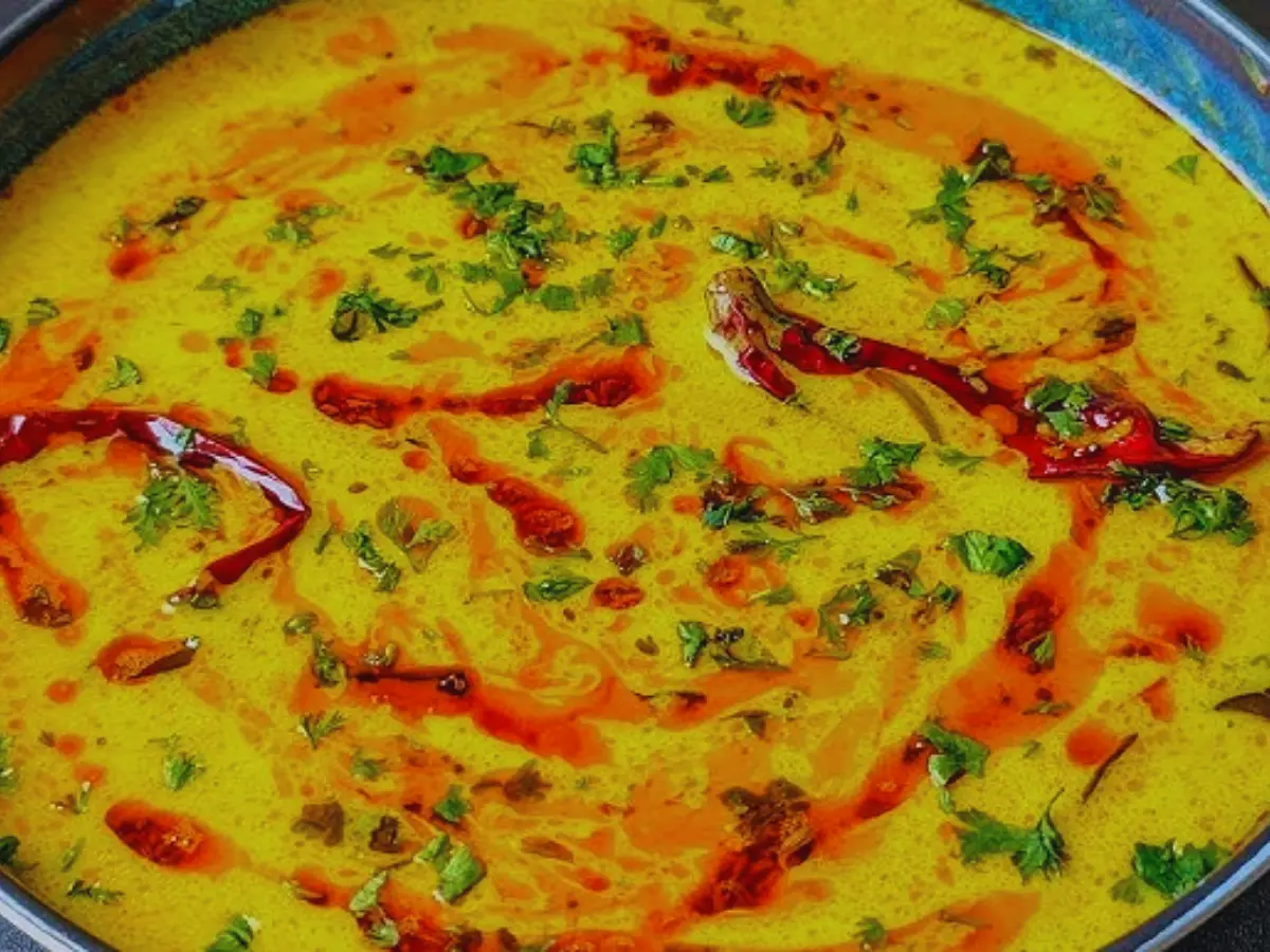 मारवाड़ी स्टाइल में घर पर बनाएं बेसन की कढ़ी, जानें रेसिपी और फायदे