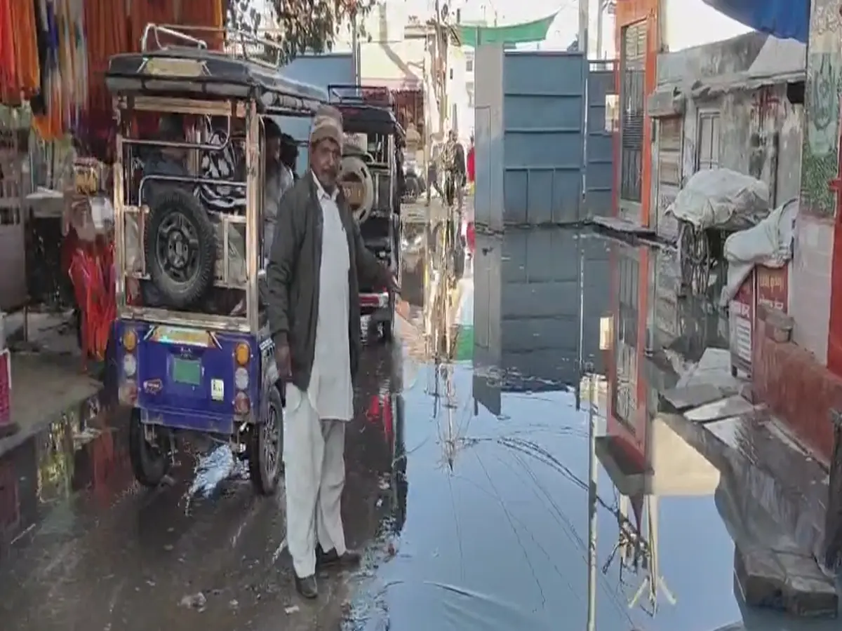 खाटू श्याम जी में गंदगी से बिगड़े हालात, दर्शन मार्ग पर भरा नालियों का गंदा पानी