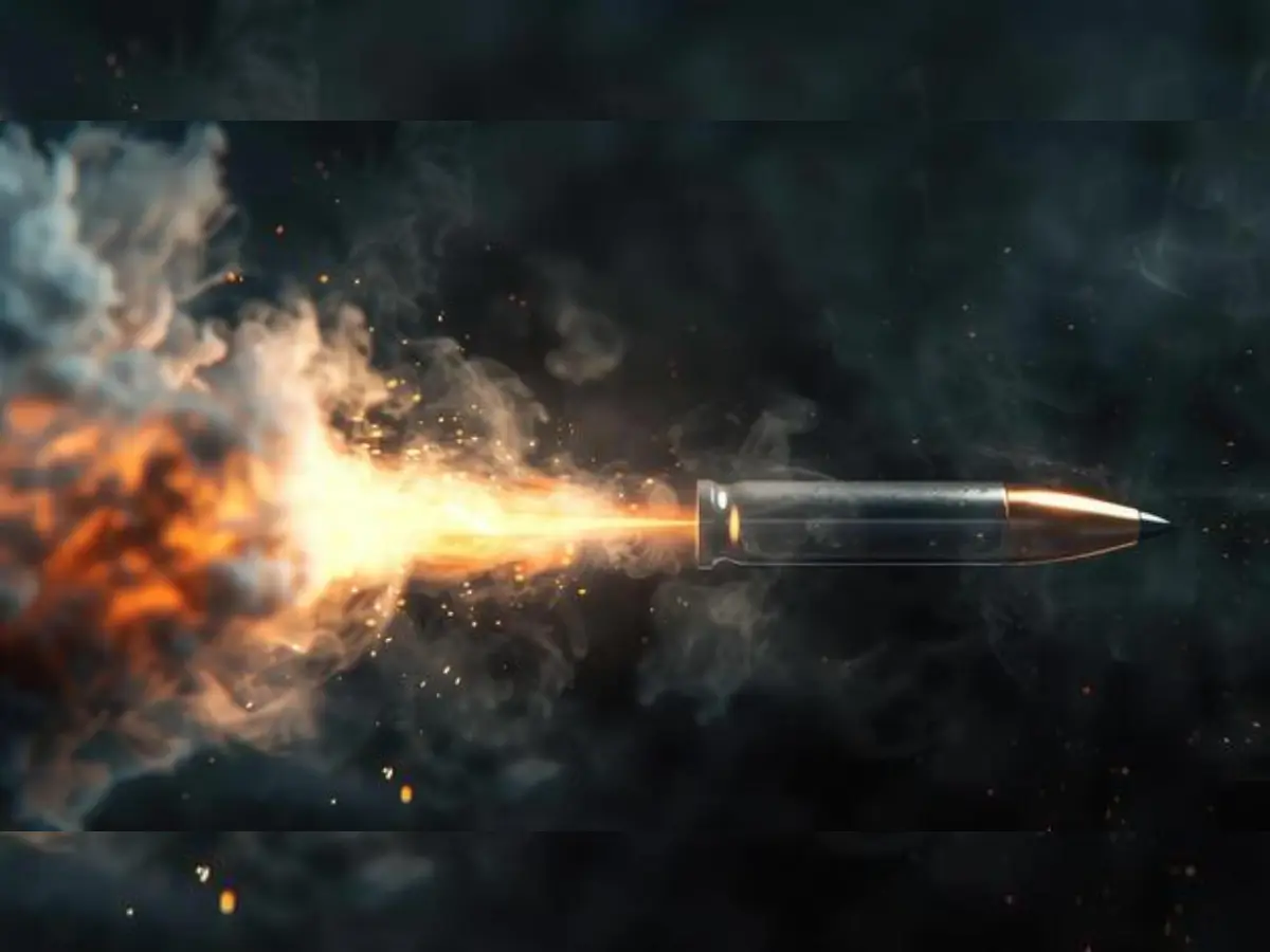 चित्तौड़गढ़ में जमीन विवाद ने लिया खूनी रूप, जिला अस्पताल के बाहर पिता-पुत्र के बीच गोलीबारी, युवक गंभीर घायल