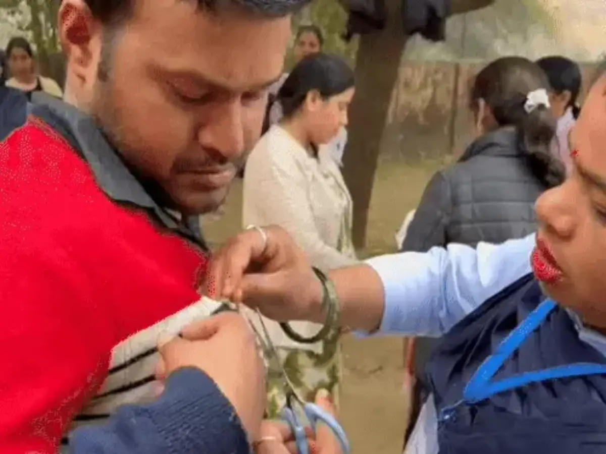 REET Mains Exams: जूते उतारो, मेटल बटन काटो या बाहर रहो! सुबह 9 बजे दरवाजे बंद... लेवल-2 परीक्षा में सख्ती चरम पर,  जयपुर से लेकर बाड़मेर तक कड़े चेकिंग नियम