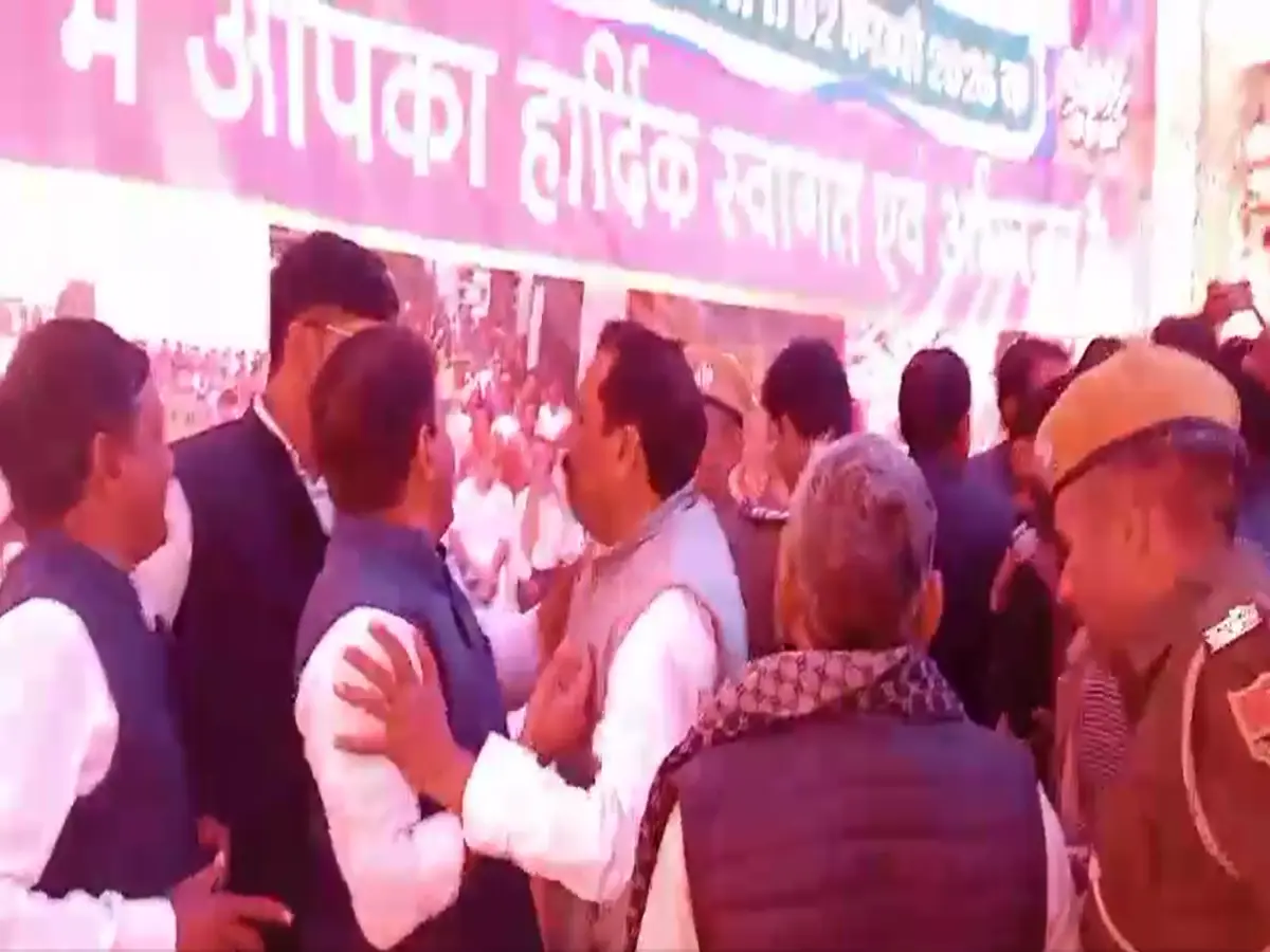 भरतपुर में मंच पर भिड़े नेता! बयाना-रूपवास विधायक ऋतु बनावत और BJP के पूर्व विधायक बच्चू बंशीवाल में तकरार