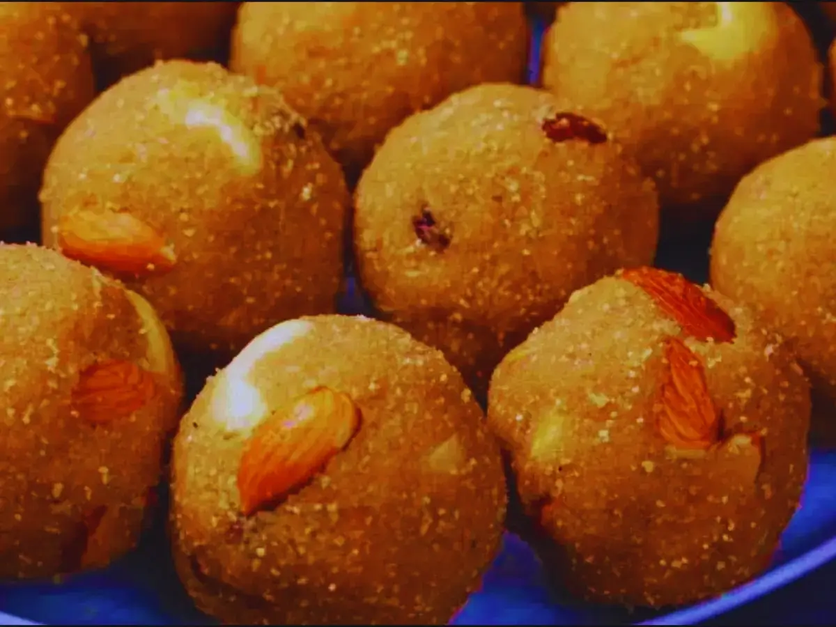 मारवाड़ी स्टाइल में घर पर बनाएं चूरमा लड्डू, जानें रेसिपी और फायदे