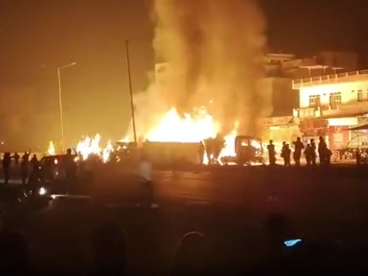 जयपुर में केमिकल से भरे टैंकर और ट्रेलर की भीषण टक्कर, एक किलोमीटर दूर तक फैली आग