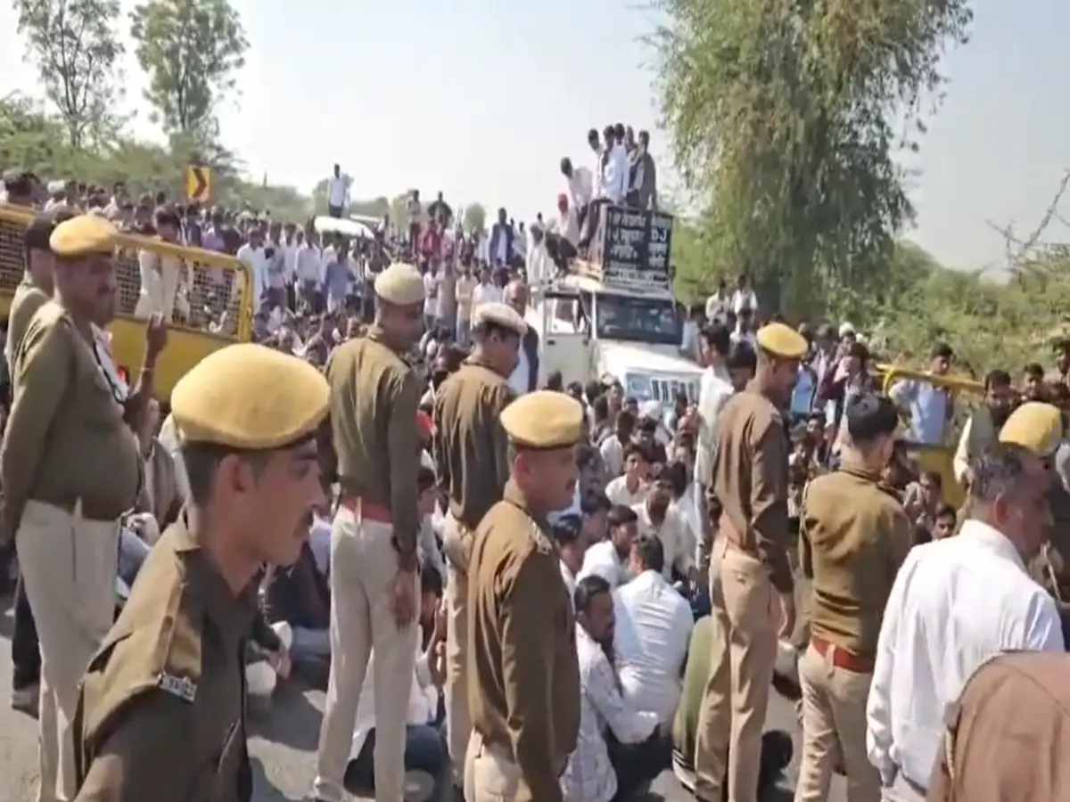 बालोतरा में किसान आक्रोश रैली में हुआ हंगामा, ट्रैक्टर रैली रोकने पर बैरिकेड तोड़कर किया विरोध