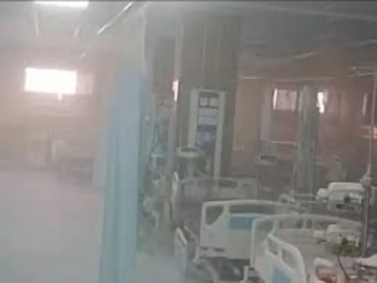 चूरू के अस्पताल के बच्चों के वार्ड में अचानक लगी आग, अपने बच्चों को लेकर भागे माता-पिता