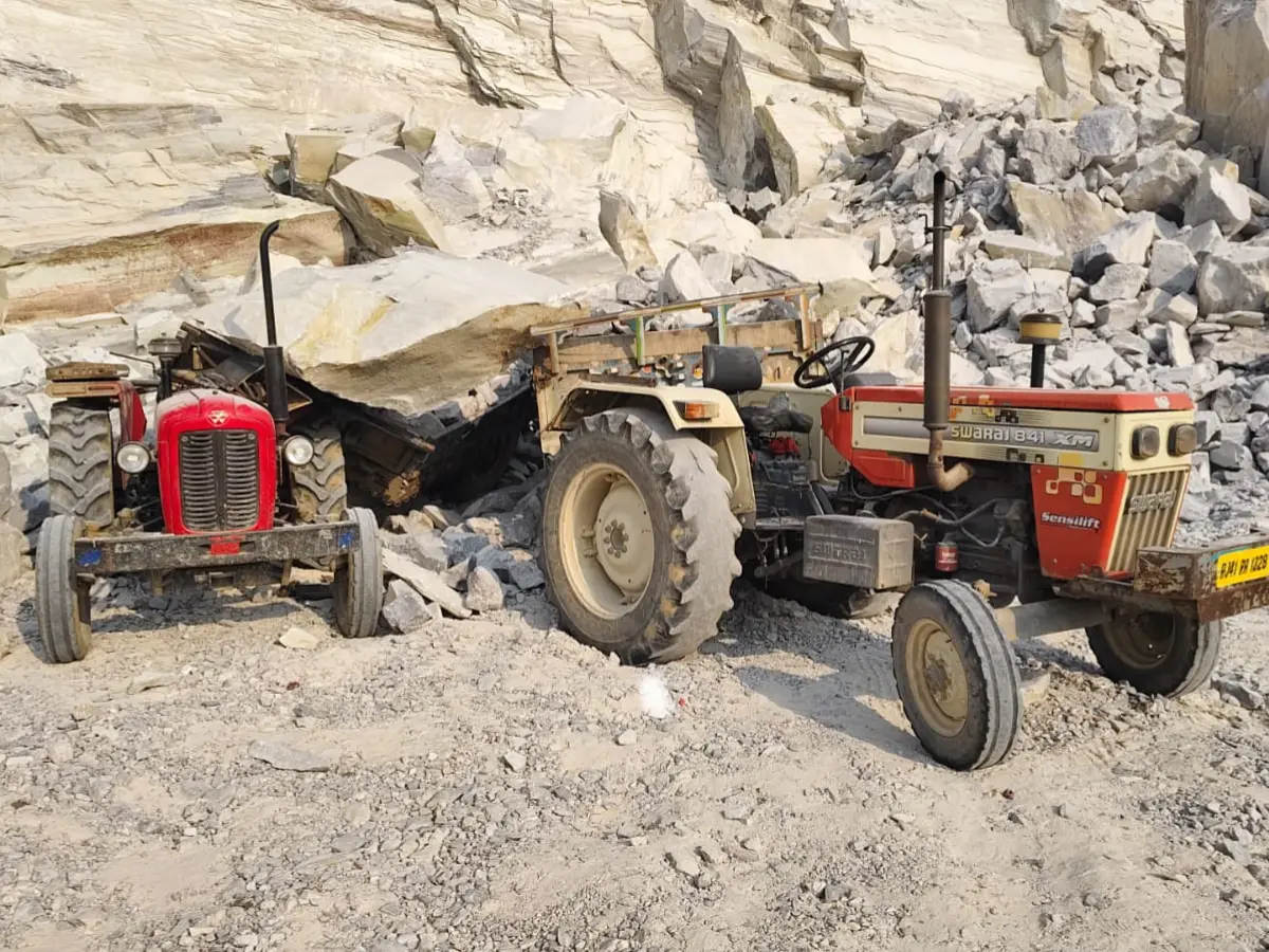 Breaking News: जयपुर में भरभरा कर ढह गई माइंस, ट्रैक्टर-ट्रॉली के साथ मलबे में दबा मजदूर, SDRF की टीम मौके पर