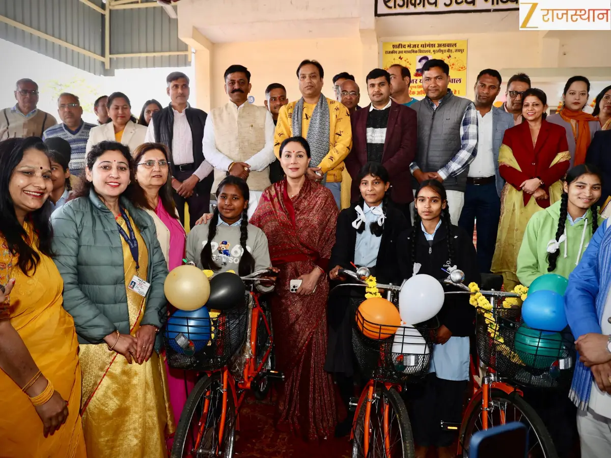 राजस्थान में मेगा PTM का आगाज, दिया कुमारी ने छात्राओं को बांटी साइकिलें