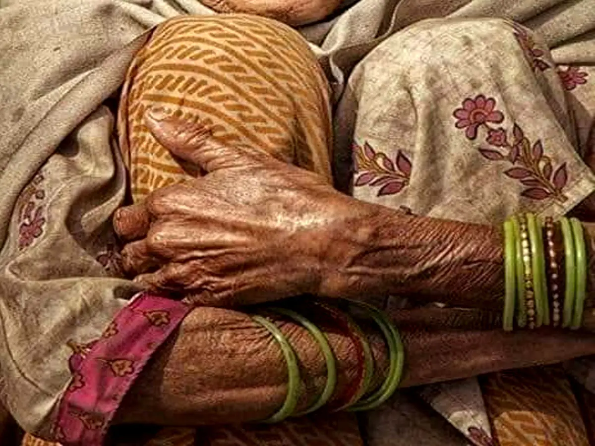 दादी की उम्र की बुजुर्ग के साथ 40 साल के शख्स ने की हैवानियत, बोली- हेलमेट पहनकर आया था तो....