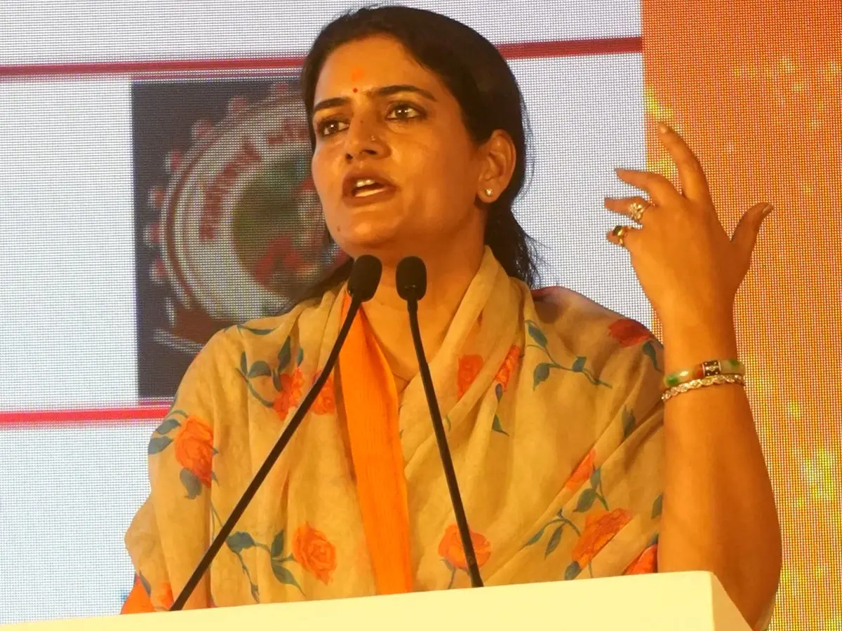 Ek Kadam Vikas ki Ore Tonk Live : टोंक में 'एक कदम विकास की ओर' कार्यक्रम,  प्रदेश बीजेपी महिला मोर्चा अध्यक्ष राखी राठौड़ ने की सरकार की तारीफ