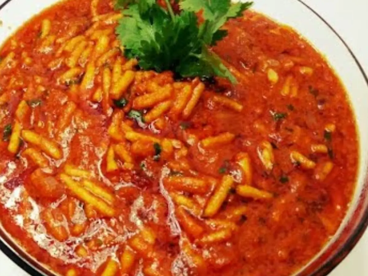 राजस्थानी स्टाइल में घर पर बनाएं सेव टमाटर की सब्जी, जानें रेसिपी और फायदे