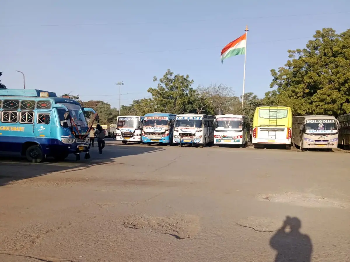 सरकार की नीतियों के खिलाफ सड़कों पर उतरे बस संचालक, राजस्थान में आज चक्काजाम हड़ताल सरकार की नीतियों के खिलाफ सड़कों पर उतरे बस संचालक, राजस्थान में आज चक्काजाम हड़ताल