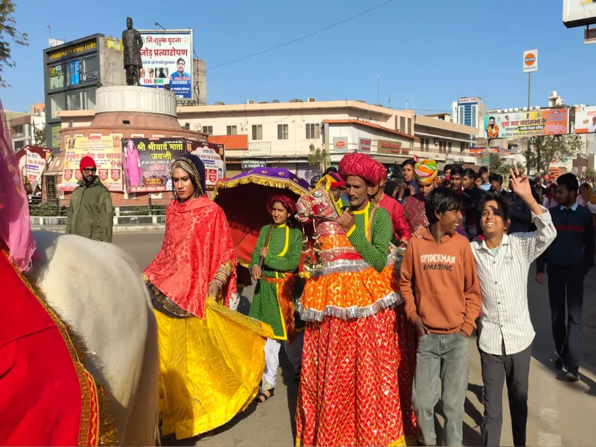 राजस्थानी संस्कृति की छाई धूम, ढोल-सारंगी की थाप पर थिरका शेखावाटी, शोभायात्रा ने मोहा मन
