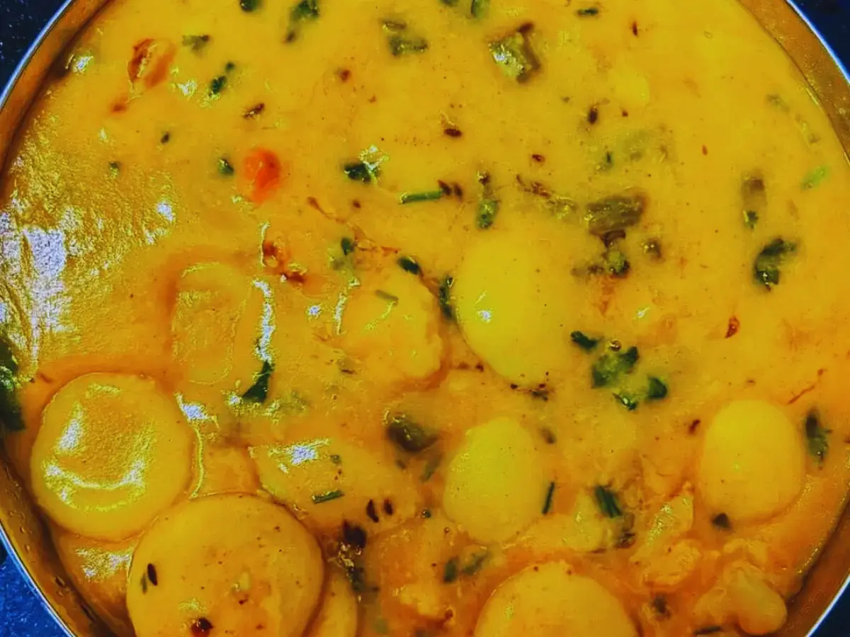 मारवाड़ी स्टाइल में घर पर बनाएं दाल ढोकली, जानें रेसिपी और फायदे