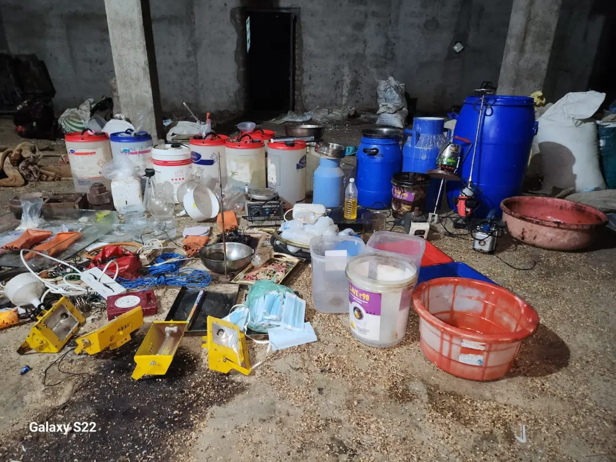प्रतापगढ़ की किराना दुकान में चल रही एमडी की फैक्ट्री, पुलिस को मिला नीला ड्रम भी