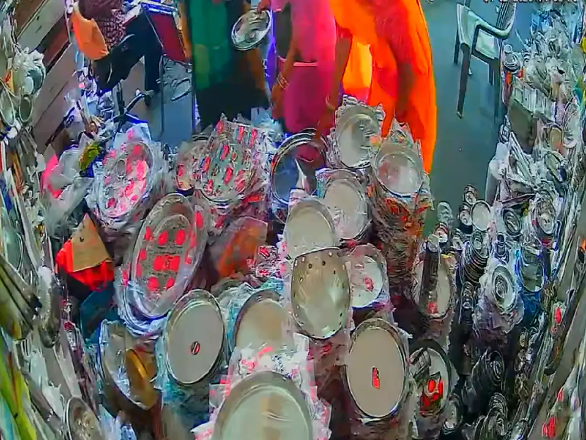 लहंगे में छुपाई 30 कांसे की थालियां! बाजार में महिलाओं की गैंग बर्तन बाजार से हुईं रफूचक्कर