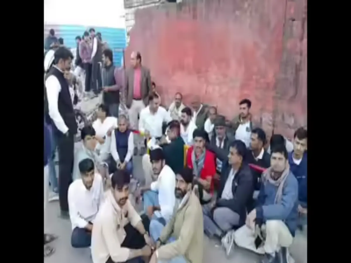 लेक्चरर सुसाइड मामले में धरना हुआ समाप्त, सरकार परिवार की सारी मांगे मानने पर हुआ मजबूर