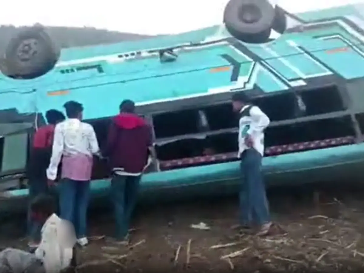 बारातियों से भरी बस पलटी, 3 की मौत, 40 घायल