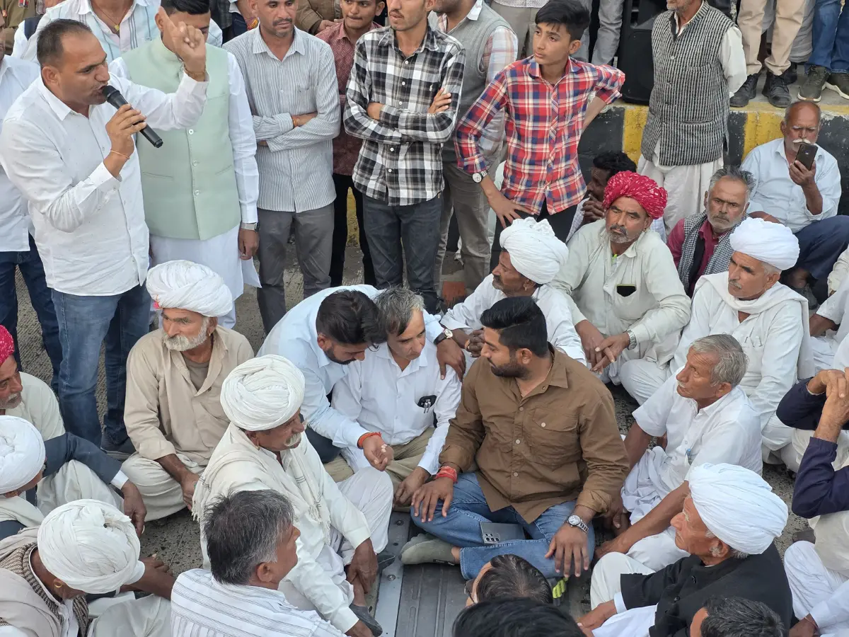 बाड़मेर में हाइटेंशन लाइन विवाद तेज, किसानों के समर्थन में पहुंचे RLP नेता थान सिंह डोली