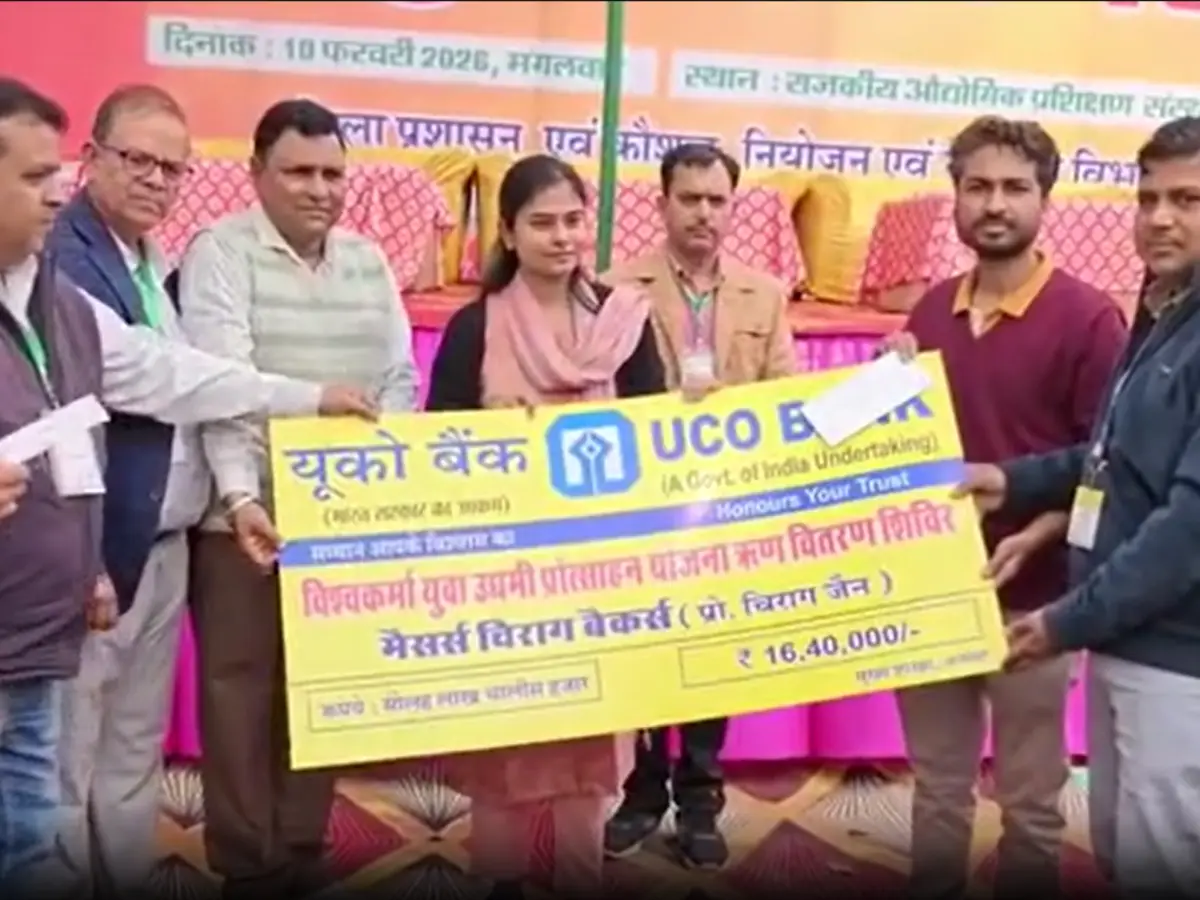 अलवर में 500 से अधिक युवाओं को मिला रोजगार, जिला कलेक्टर ने वितरित किए करोड़ों के चेक