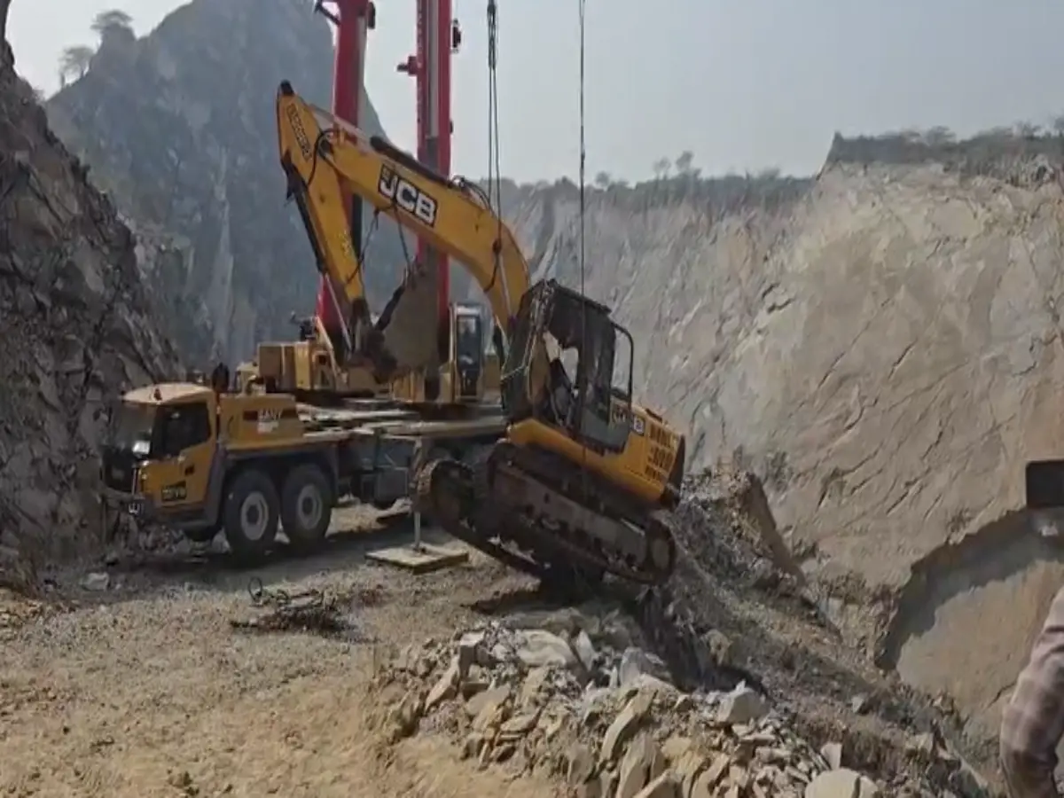 Alwar News: ओडेला खनन हादसे के 5वें दिन 150 फीट गहरी खाई से निकली पोकलेन मशीन