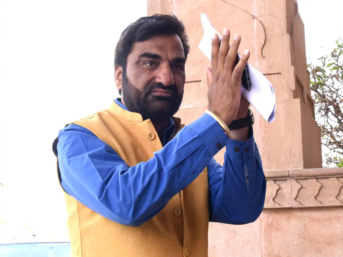 फ्लाइट लेट होने पर भड़के हनुमान बेनीवाल, इंडिगो पर लगाया मनमानी का आरोप, कहा- ये मनमानी बंद हो