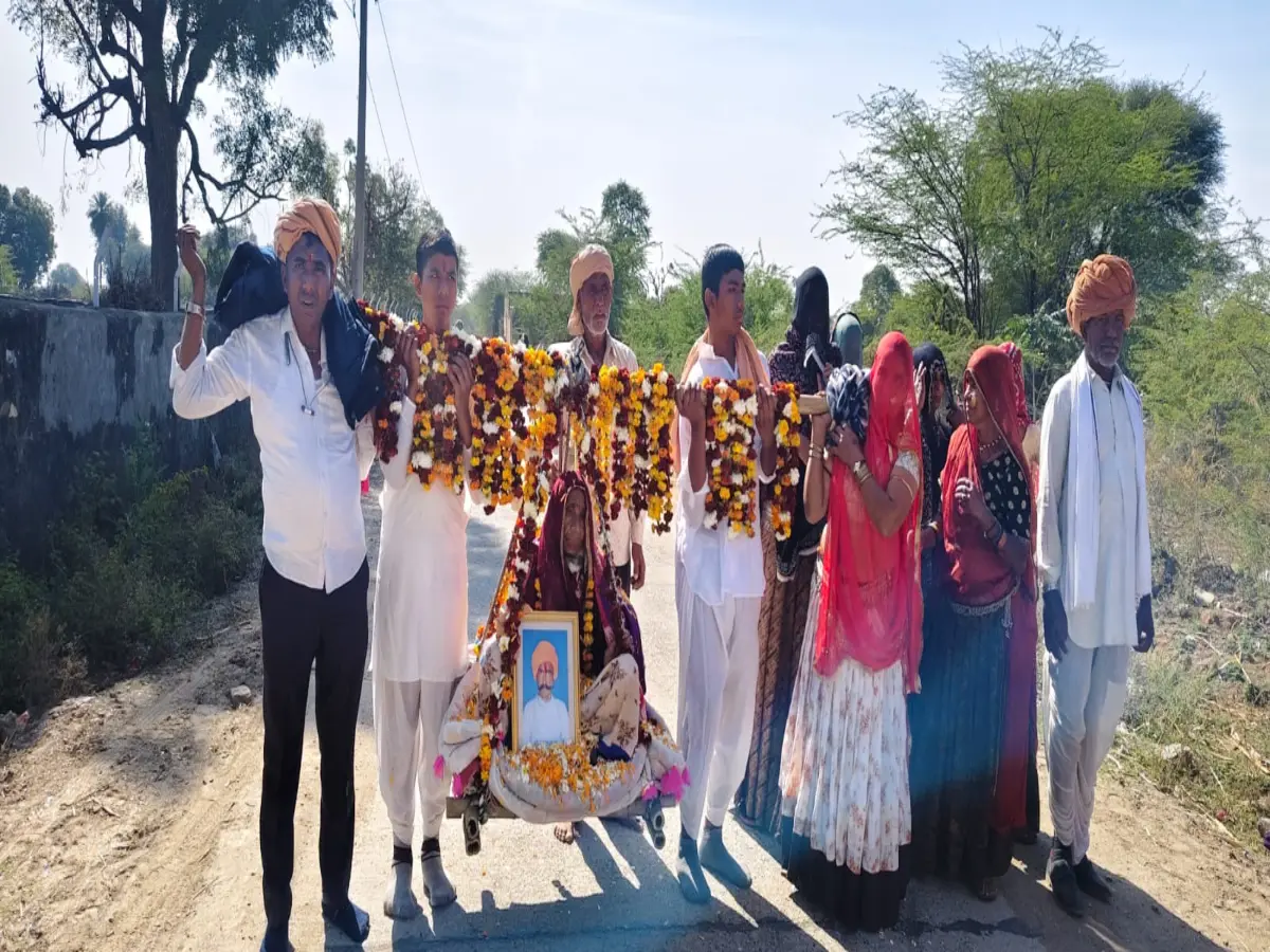 भीलवाड़ा में मिला कलयुग का श्रवण कुमार! 80 वर्षीय अंधी मां को कावड़ में बैठाकर पैदल चल कराए मंदिर में दर्शन