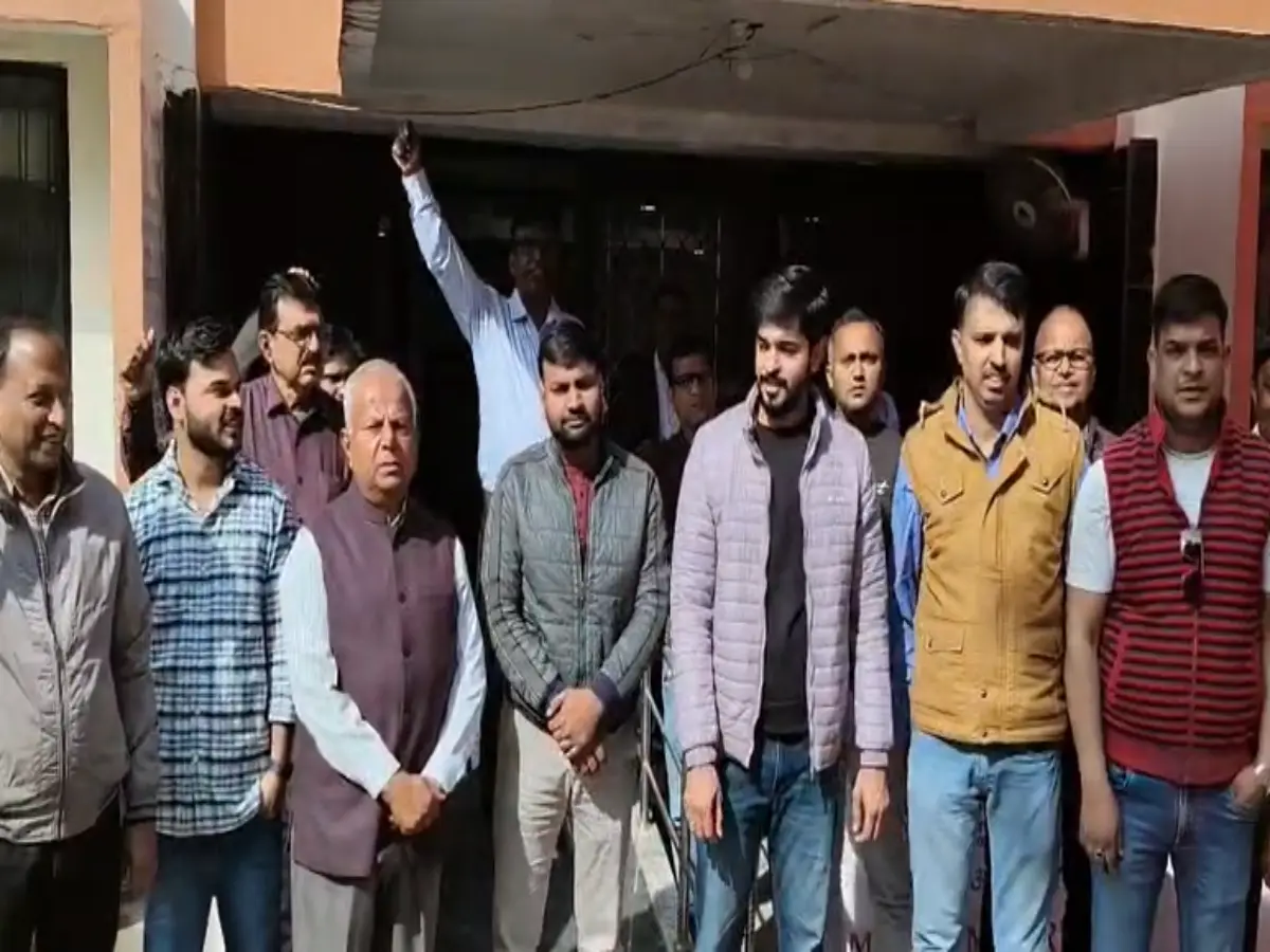 अलवर में बजट के खिलाफ कर्मचारियों का उग्र प्रदर्शन, प्रतियां जलाकर जताया आक्रोश