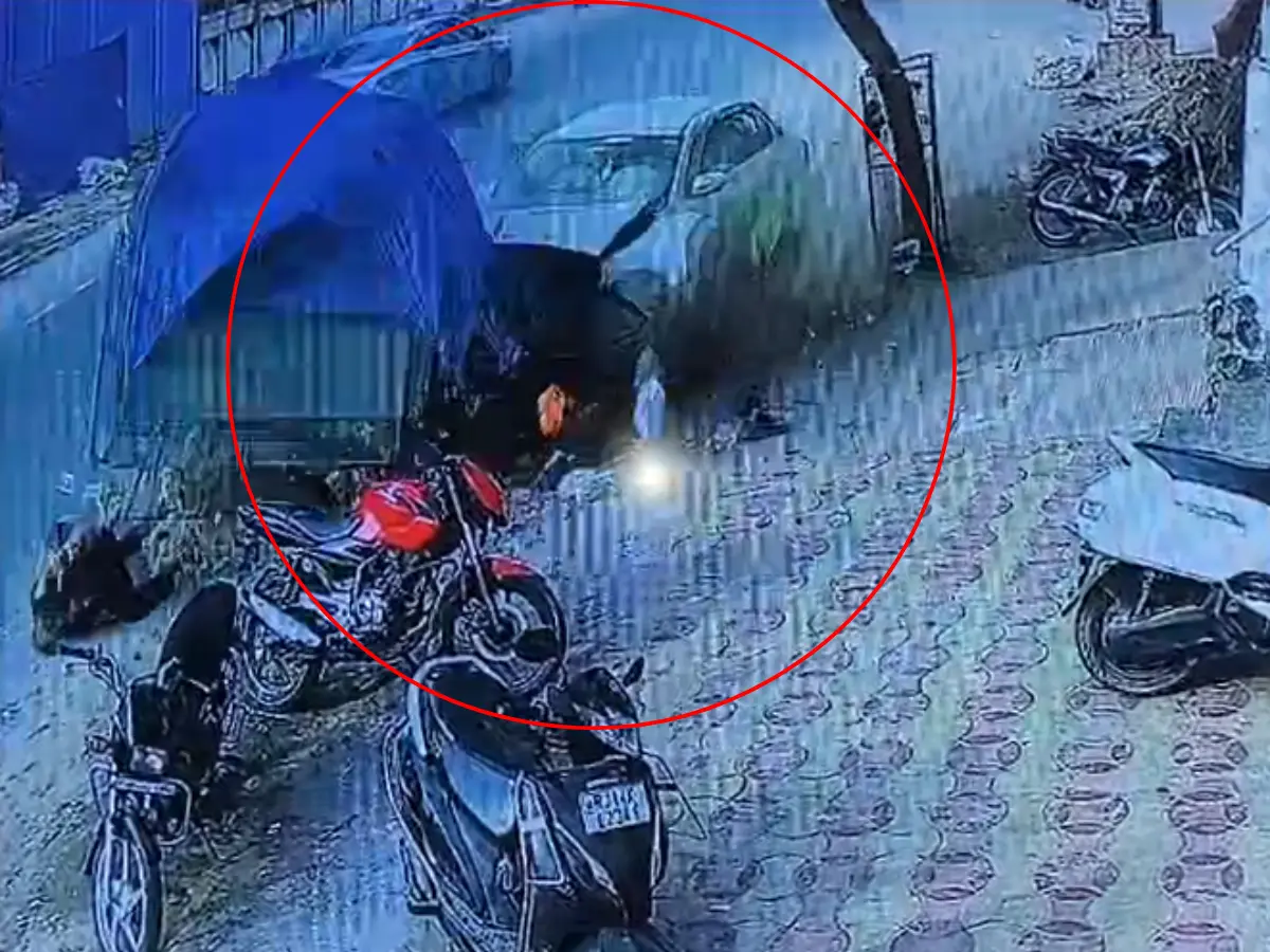 90 की रफ्तार बनी काल! तेज टैक्सी ने सब्जी विक्रेता को कुचला, मौके पर मचा हड़कंप