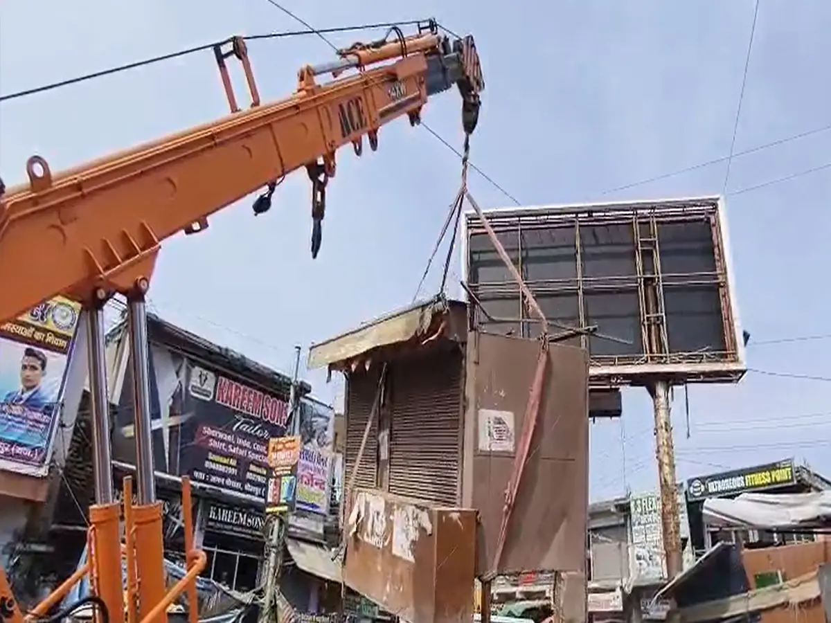 क्रेन से लटकाकर छत पर चढ़ाया कर्मचारी! धौलपुर नगर परिषद की कार्रवाई का VIDEO वायरल