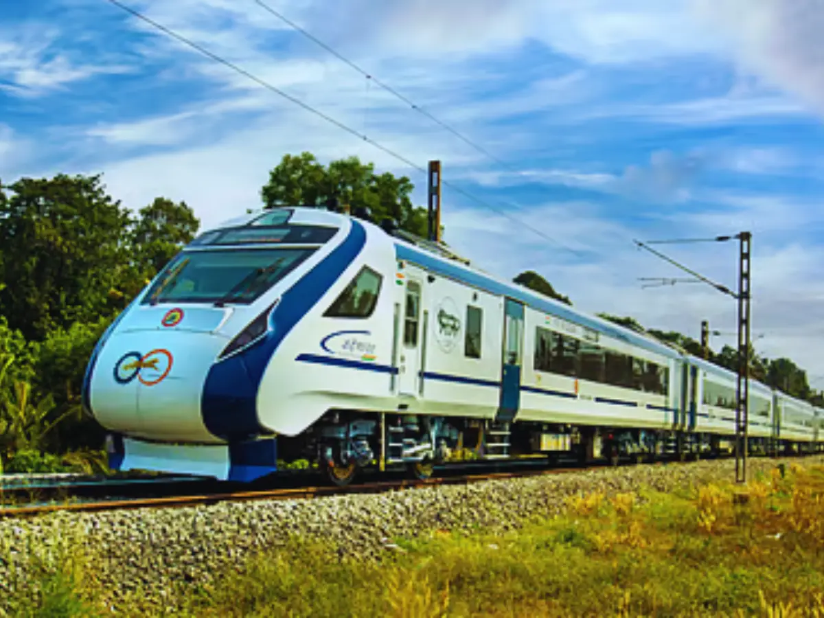 उदयपुर से असारवा तक वंदे भारत का आगाज, वंदे मातरम के जयकारे से गूंजा पूरा स्टेशन