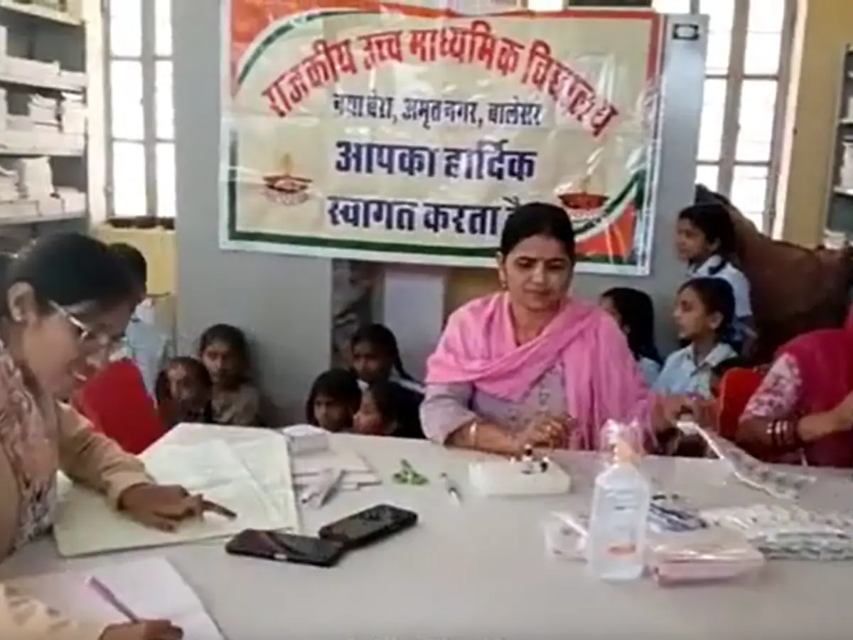 जोधपुर के नया बेरा स्कूल में दोहरी सौगात, छात्राओं को मिली साइकिल और बच्चों को सुरक्षा कवच