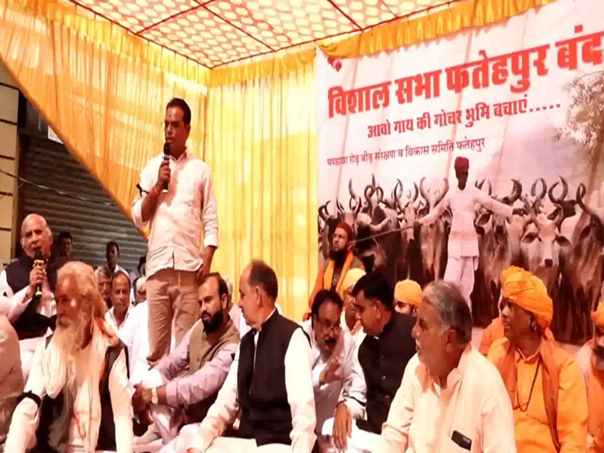 गोचर भूमि को बचाने के लिए फतेहपुर रहा बंद, लोगों ने सीकर में जिला कलेक्ट्रेट पर किया प्रदर्शन