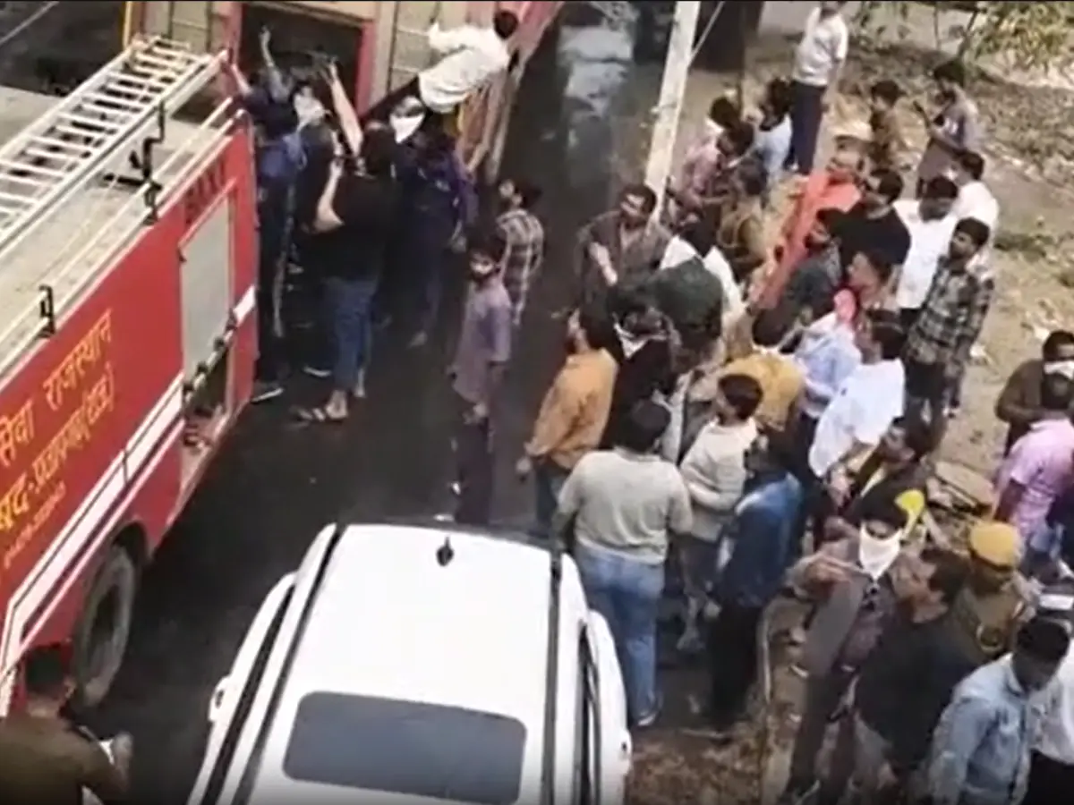 दो मंजिला मकान के नीचे बने गोदाम में लगी भीषण आग, प्रशासन पर उठे गंभीर सवाल