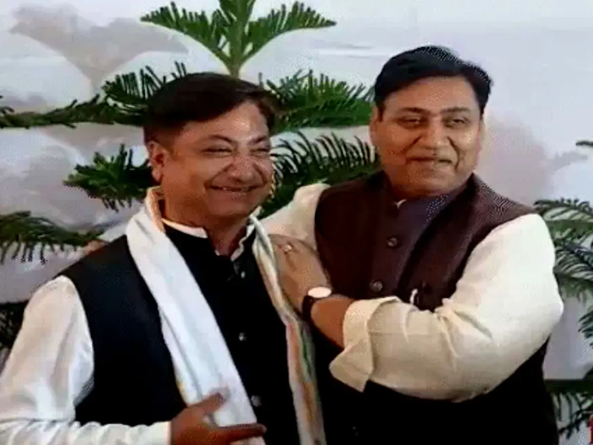 अपने हमशक्ल से मिले राजस्थान कांग्रेस चीफ गोविंद सिंह डोटासरा, दे दिया चुनाव लड़ने का ऑफर, बढ़ी सियासी हलचल