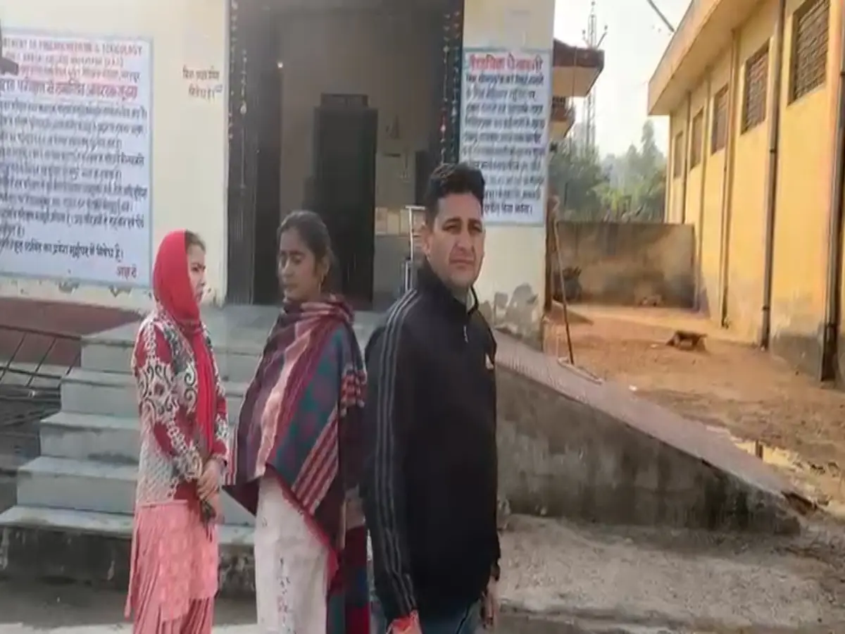 Bharatpur: पुलिस कार्रवाई के बीच बड़ा हादसा! वारंटी की तलाश में निकली टीम, गाय से टक्कर में आरोपी की मां की मौत