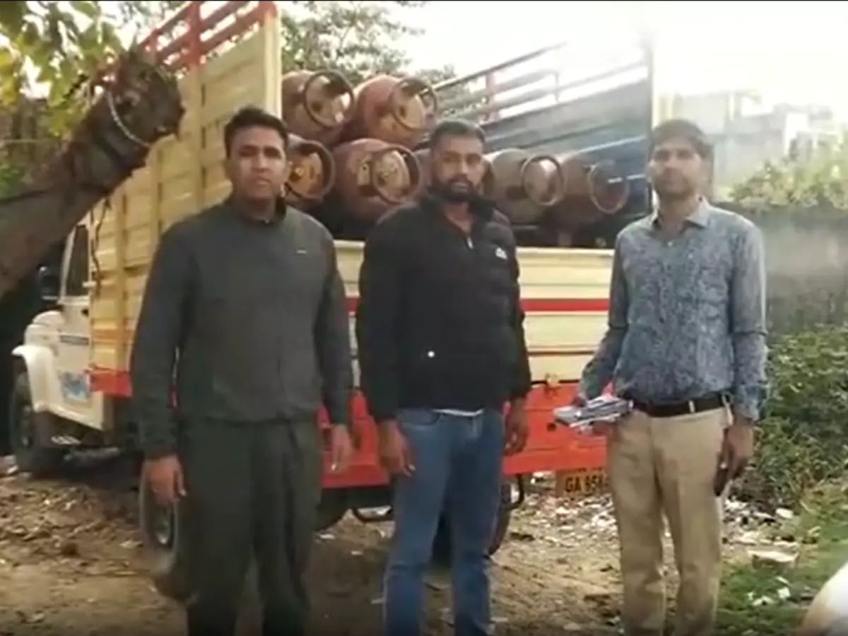 जयपुर में अवैध गैस रिफिलिंग नेटवर्क का भंडाफोड़, 102 सिलेंडर और पिकअप जब्त