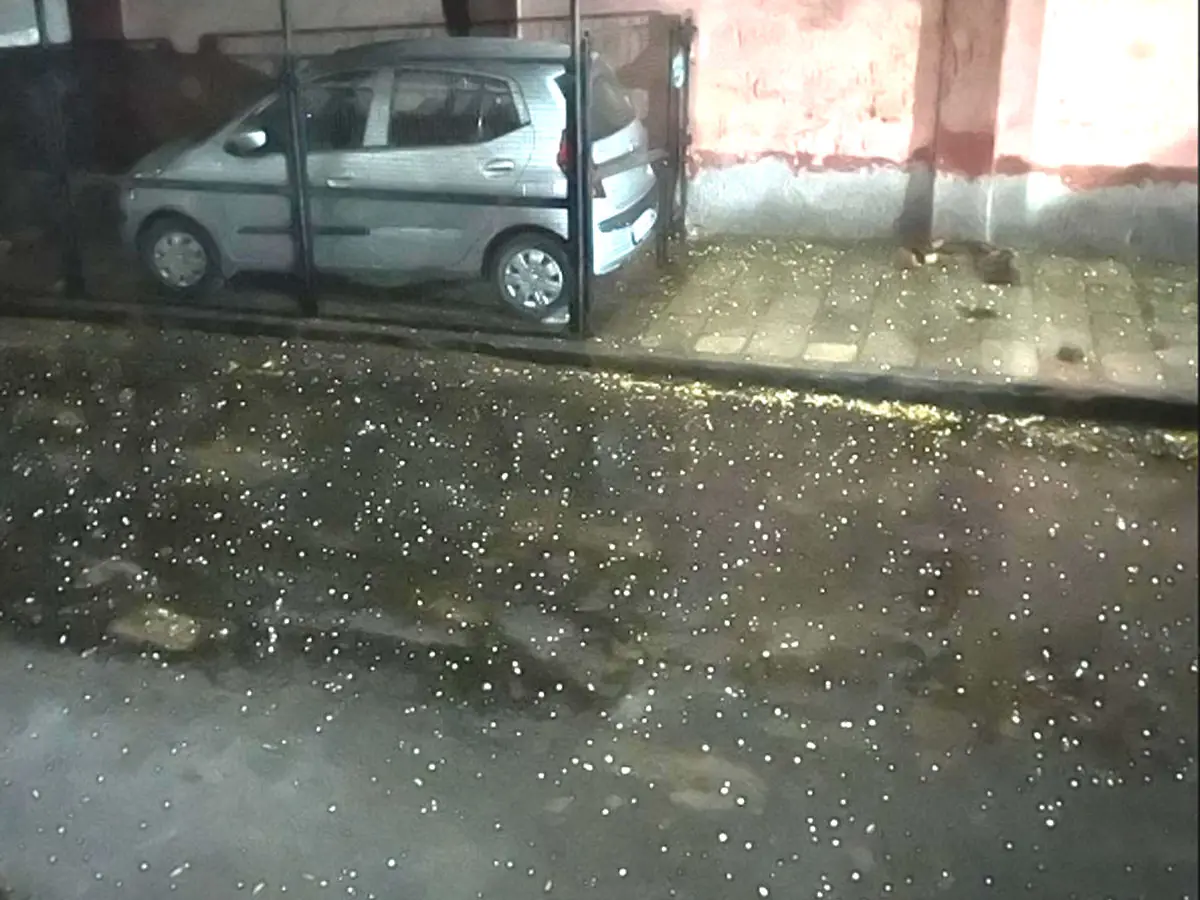 Bikaner Weather Update: बीकानेर में आसमान से तड़ातड़ बरस रहे ओले, आंधी-बारिश मचा रही आफत, जानें ताजा अपडेट Bikaner Weather Update: बीकानेर में आसमान से तड़ातड़ बरस रहे ओले, आंधी-बारिश मचा रही आफत, जानें ताजा अपडेट