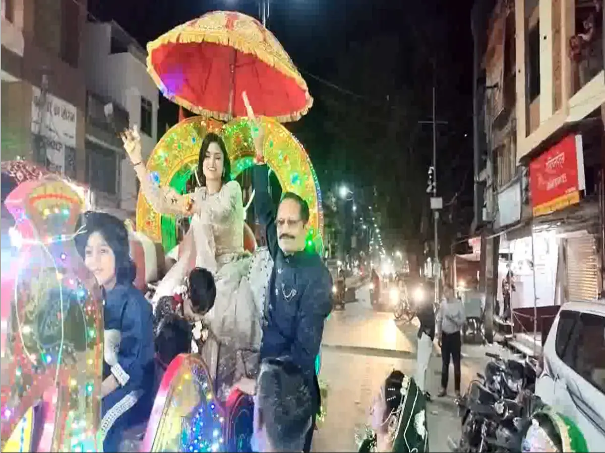 टोंक में निकली एक अनोखी बिंदोरी, बग्गी में दूल्हे की जगह बैठी दिखी दुल्हन, पिता बोले - 'मेरी बेटी किसी बेटे से कम नहीं'
