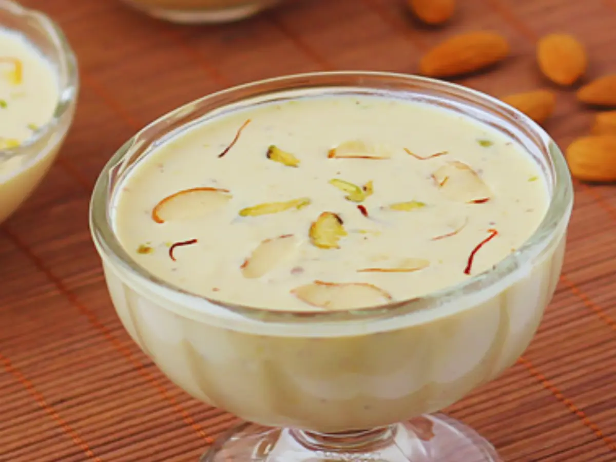 राजस्थानी स्टाइल में घर पर बनाएं राबड़ी, जानें रेसिपी और फायदे