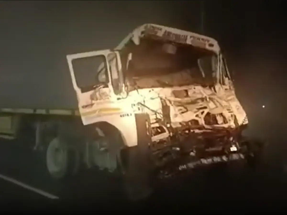 केमिकल टैंकर और ट्रेलर में भयंकर टक्कर, हाईवे पर मची अफरा-तफरी