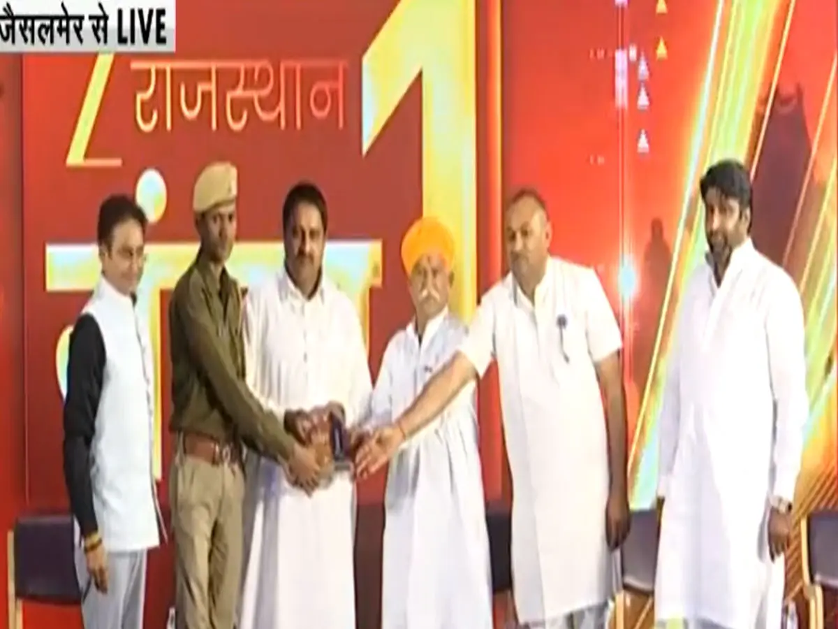 Ek Kadam Vikas Ki Ore Jaisalmer: स्नेक कैचर से समाजसेवी ‘कपड़ों वाली दीदी’ तक, जैसलमेर की असली हीरो को मिला मंच, 'एक कदम विकास की ओर' ने दिया सम्मान